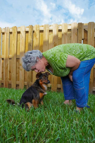 Bahçede Köpeği Olan Bir Adam — Stok fotoğraf