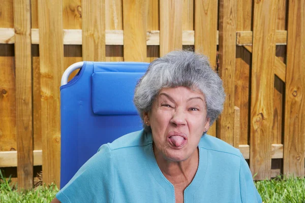 坐在长椅上的一位老年妇女的画像 — 图库照片