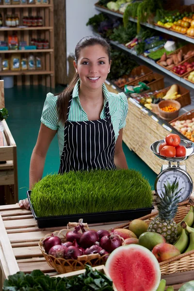 Молодая Женщина Овощами Рынке — стоковое фото