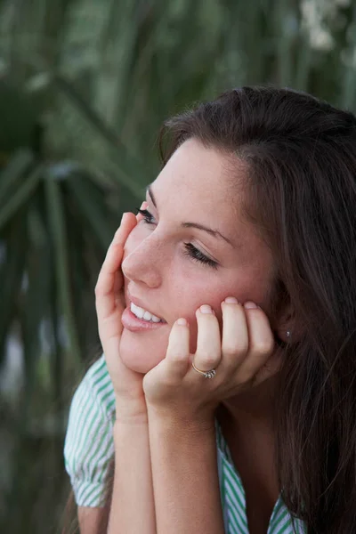 Retrato Una Hermosa Joven —  Fotos de Stock