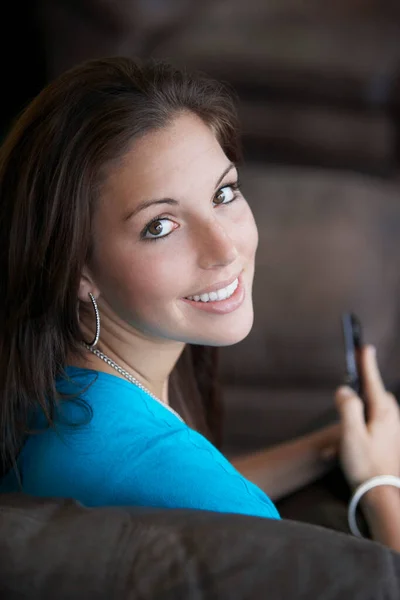 Retrato Una Hermosa Joven Con Teléfono Móvil — Foto de Stock