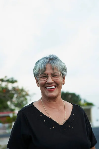 Retrato Uma Bela Mulher Sênior Cidade — Fotografia de Stock