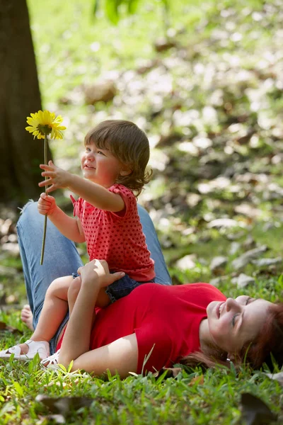 Liten Pojke Och Flicka Med Bukett Blommor — Stockfoto