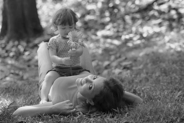 Família Feliz Com Pequena Filha Parque — Fotografia de Stock