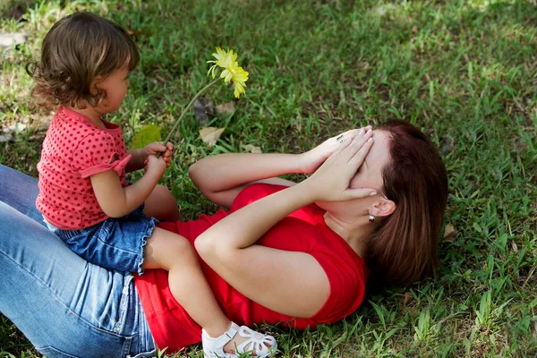 Mor Och Dotter Sitter Gräset — Stockfoto