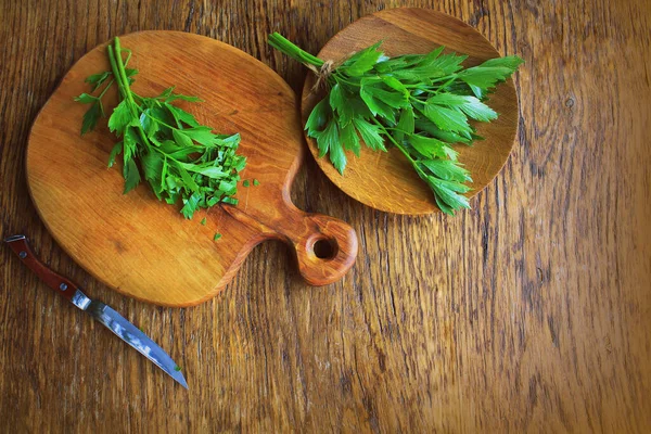 Fresh Parsley Wooden Cutting Board — Stock Photo, Image
