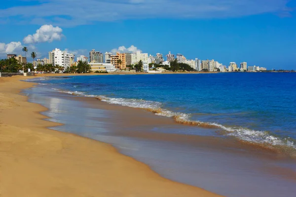 Mooi Strand Met Palmbomen Blauwe Lucht — Stockfoto