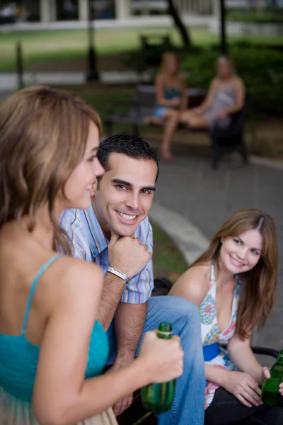 Young Couple Drinking Beer Park — Stock Photo, Image