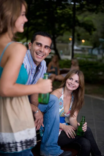 Giovane Coppia Bere Birra Nel Parco — Foto Stock