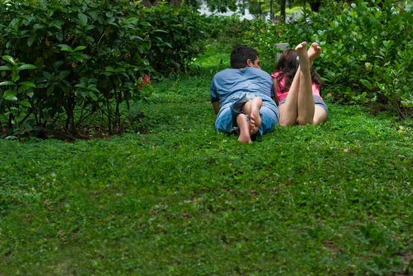 Junges Verliebtes Paar Sitzt Gras Und Blickt Die Kamera — Stockfoto