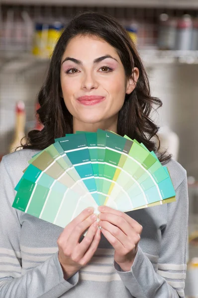 Bella Giovane Donna Con Tavolozza Colorata — Foto Stock