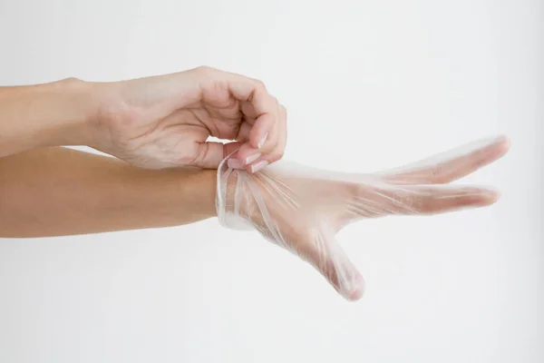 Tangan Wanita Dengan Manikur Putih Pada Latar Belakang Cahaya — Stok Foto