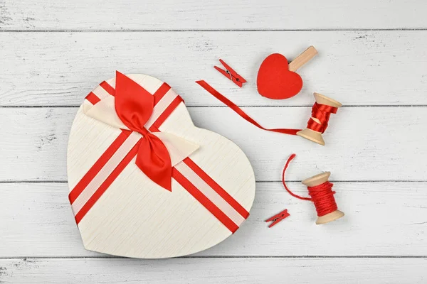 Verpackung Valentine Herzförmige Geschenkschachtel Mit Band Chiffonschleife Über Weißem Holztischhintergrund — Stockfoto