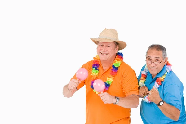 Senior Koppel Met Bier Hoed Witte Achtergrond — Stockfoto