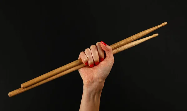 Nahaufnahme Frauenhand Mit Roten Nägeln Die Zwei Drumsticks Über Schwarzem — Stockfoto