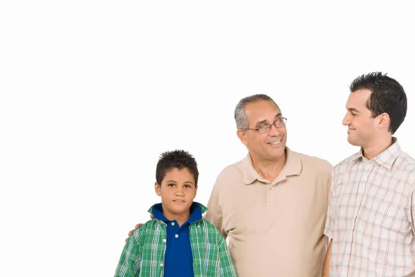 具有白人背景的亚洲家庭与儿子和孙子的肖像 — 图库照片
