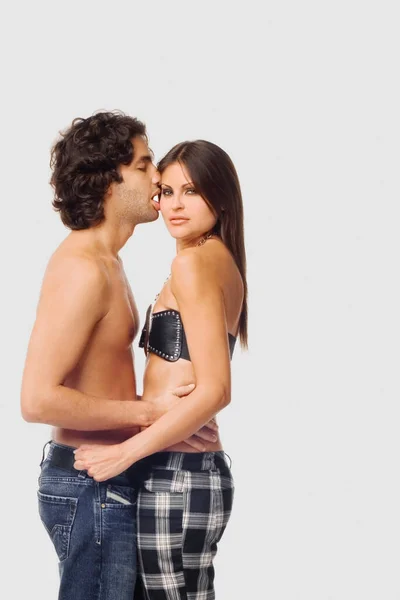 Jovem Casal Apaixonado Abraçando Beijando Fundo Branco — Fotografia de Stock