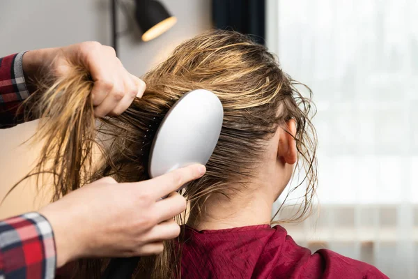 Peluquería Peina Cabello Con Cepillo Para Una Mujer Rubia Que — Foto de Stock