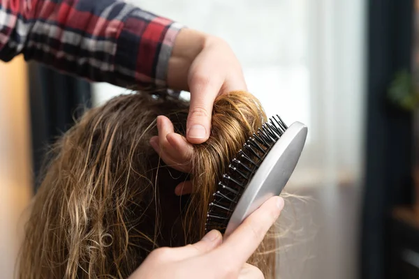 Hairdresser Combs Hair Blonde Woman Preparing Hair Procedure — Stock Photo, Image