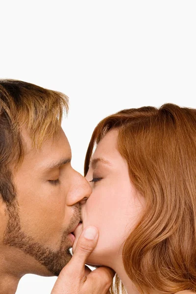 Jovem Casal Beijando Olhando Para Outro — Fotografia de Stock