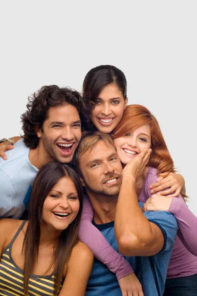 Retrato Felices Jóvenes Amigos Sonrientes Aislados Sobre Fondo Blanco —  Fotos de Stock