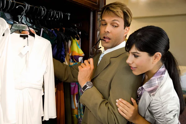 Couple Choosing Clothes Shop — Stock Photo, Image