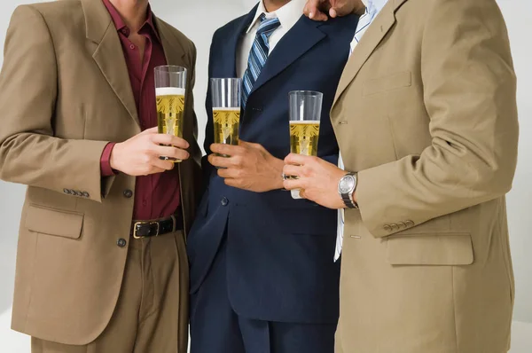 Два Бизнесмена Пьют Бокалы Держат Шампанское — стоковое фото