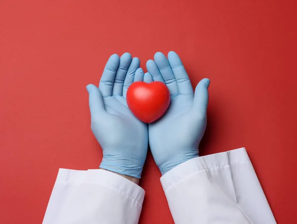 Две Руки Синих Латексных Перчатках Красным Сердцем Концепция Пожертвования Вид — стоковое фото