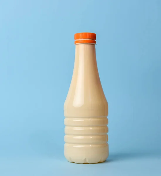 蓝色底色牛奶用米黄色塑料瓶 液体产品容器 — 图库照片