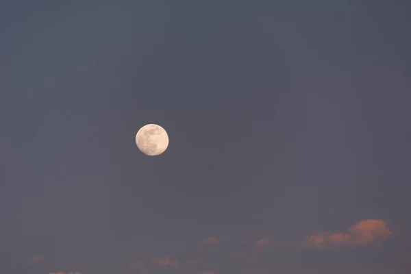 Pleine Lune Coucher Soleil Bleu Foncé Espace Vide Nuages Solitaire — Photo