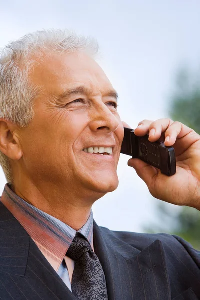 Portret Starszego Mężczyzny Telefonem Komórkowym — Zdjęcie stockowe
