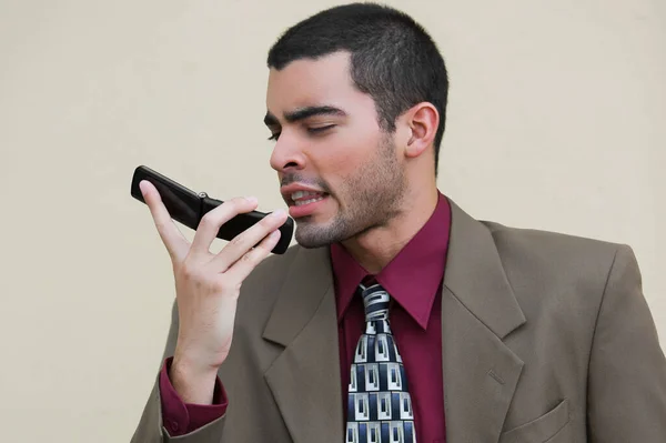 Portret Młodego Mężczyzny Telefonem Komórkowym — Zdjęcie stockowe