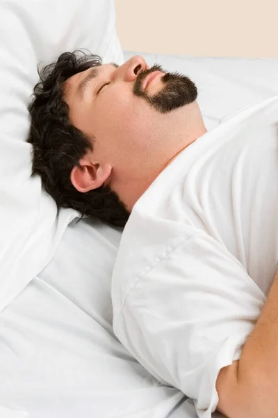 Молодой Человек Лежащий Кровати Спальне — стоковое фото