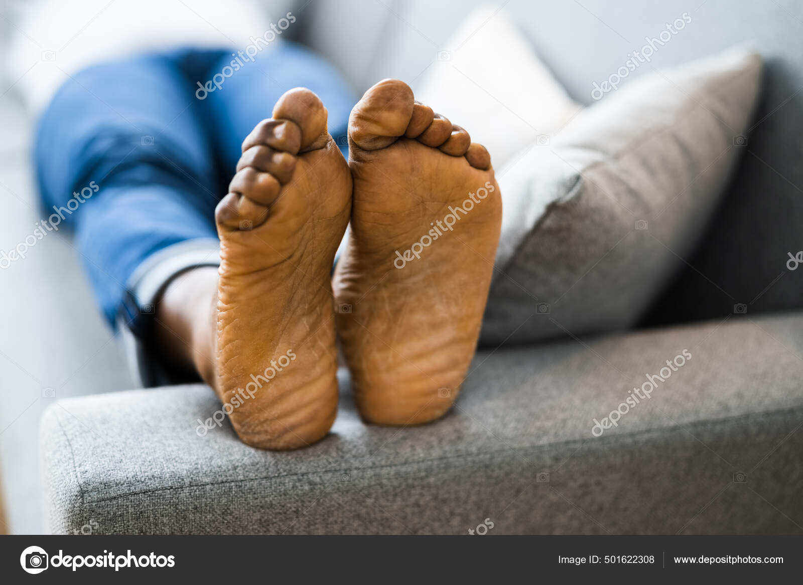 Descalzo Afroamericano Hombre Apestoso Descalzo Piernas: fotografía de  stock © PantherMediaSeller #501622308