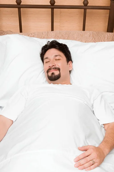 Junger Mann Liegt Bett Und Blickt Kamera — Stockfoto