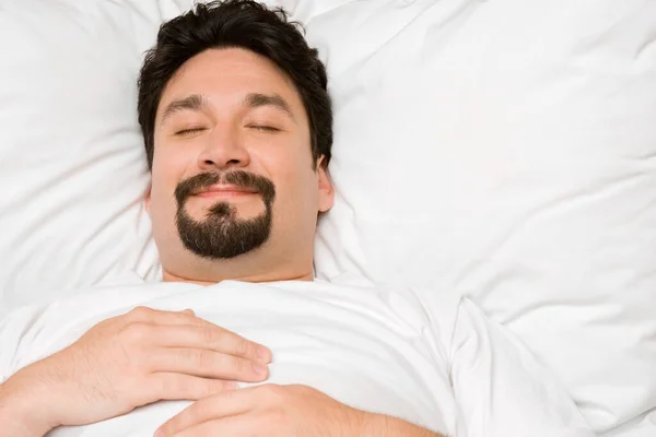 Jeune Homme Couché Dans Lit Regardant Caméra — Photo