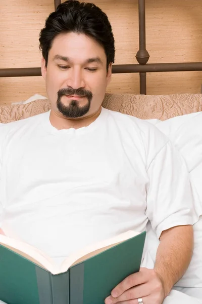 Jovem Homem Lendo Livro Cama — Fotografia de Stock