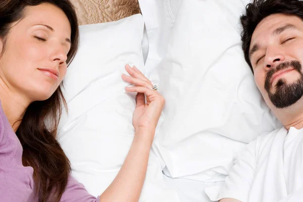 Junges Paar Liegt Auf Bett Und Hat Spaß — Stockfoto