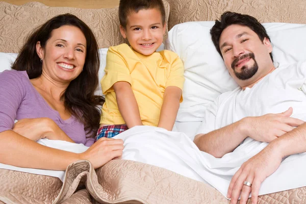 Gelukkig Gezin Liggend Bed Slaapkamer — Stockfoto