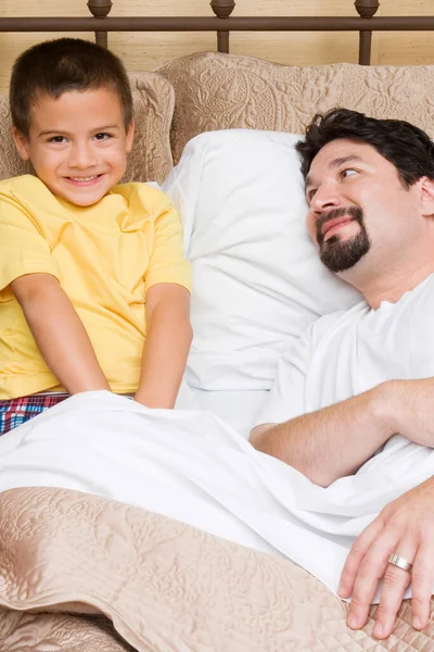 Vater Und Sohn Liegen Hause Bett — Stockfoto