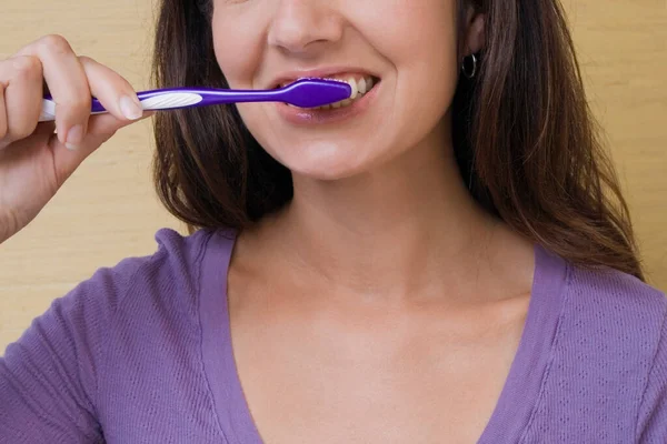 Close Uma Jovem Mulher Escovando Dentes — Fotografia de Stock