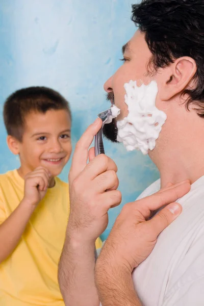 Pai Filho Brincando Com Uma Escova Dentes — Fotografia de Stock