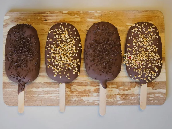 초콜릿 아이스크림에 바닐라콩을 뿌리고 뿌리는 — 스톡 사진