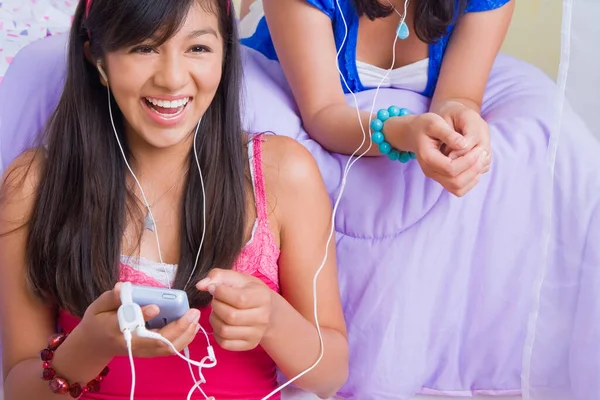 Mulheres Jovens Ouvindo Música Com Fones Ouvido — Fotografia de Stock