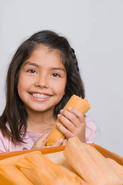 Kleines Mädchen Mit Karotte Und Kochlöffel — Stockfoto