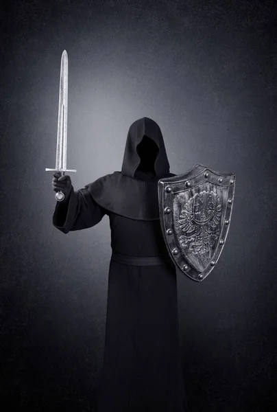 带着剑和盾牌的灰色背景的人 — 图库照片
