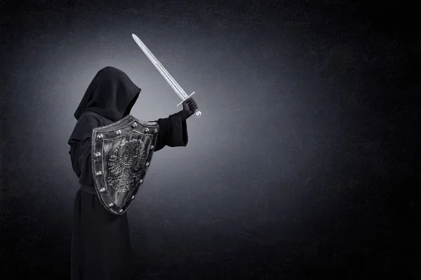 Junge Frau Mit Schwert Und Schwarzem Mantel — Stockfoto