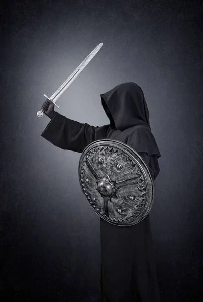 剣と黒の背景を持つ中世の騎士 — ストック写真