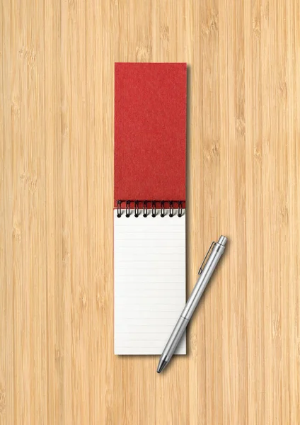 ブランクオープンスパイラルノートと木製の背景に隔離されたペンモックアップ — ストック写真