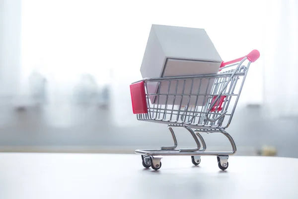 Online Shopping Und Paketdienstkonzept Miniatur Einkaufswagen Und Weiße Box — Stockfoto
